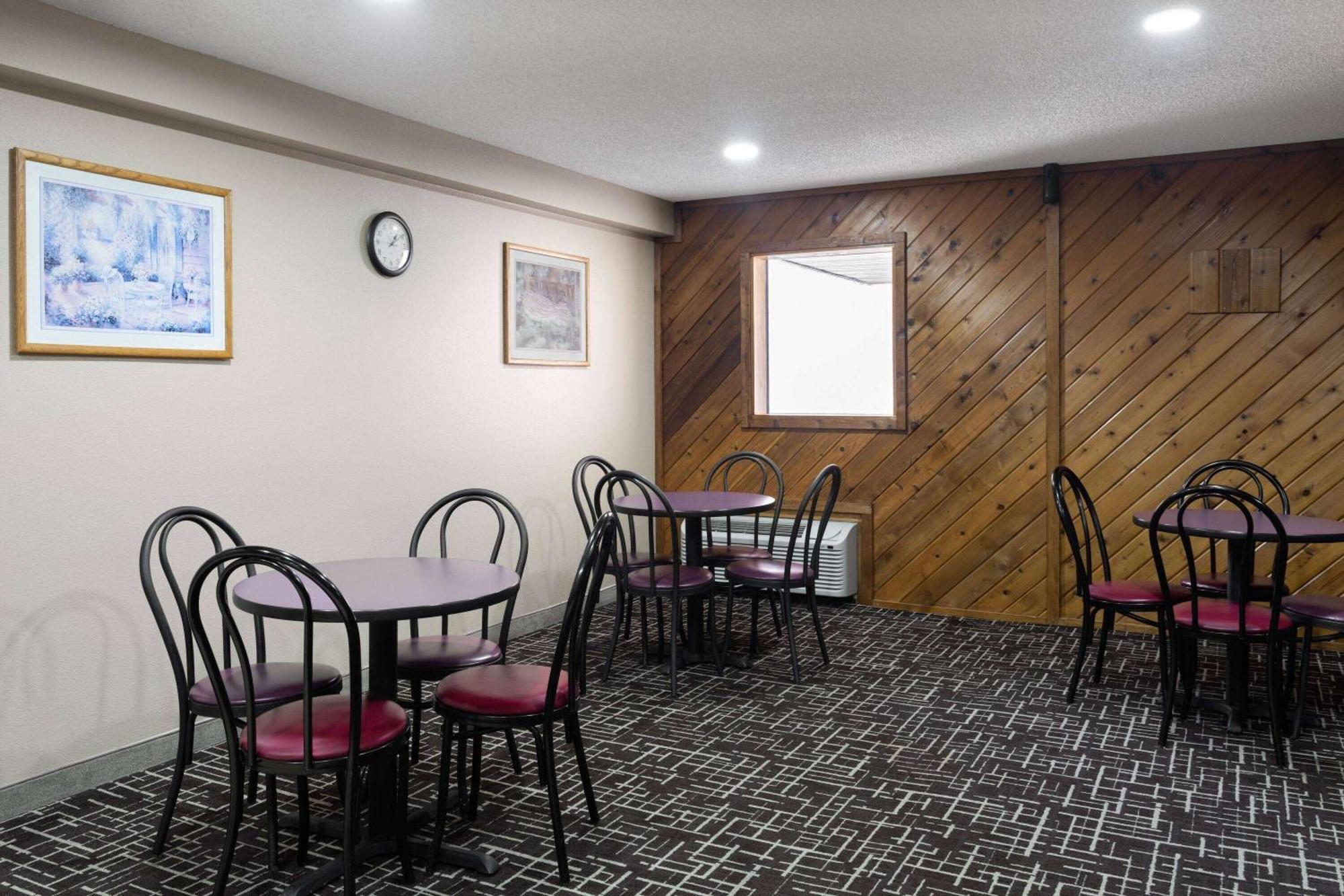 Super 8 By Wyndham Dyersville Экстерьер фото